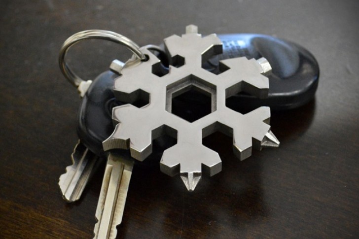 Ce "flocon de neige" multifonctionnel peut fonctionner aussi bien comme ouvre-bouteille que comme tournevis et peut être accroché à une clé de voiture!