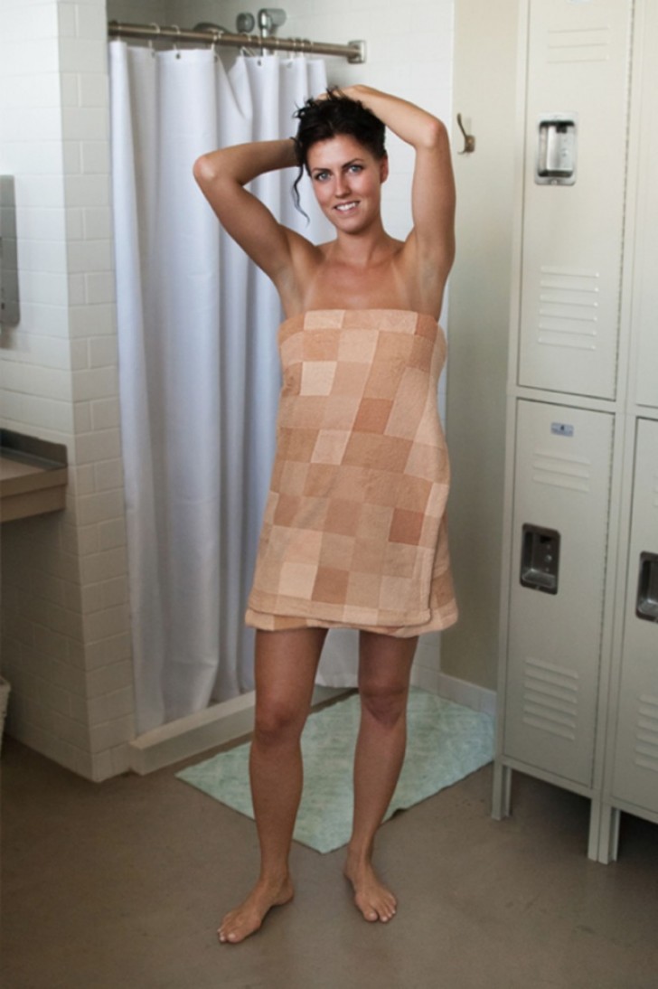 Une serviette qui "censure" les parties intimes.... Très jolie!