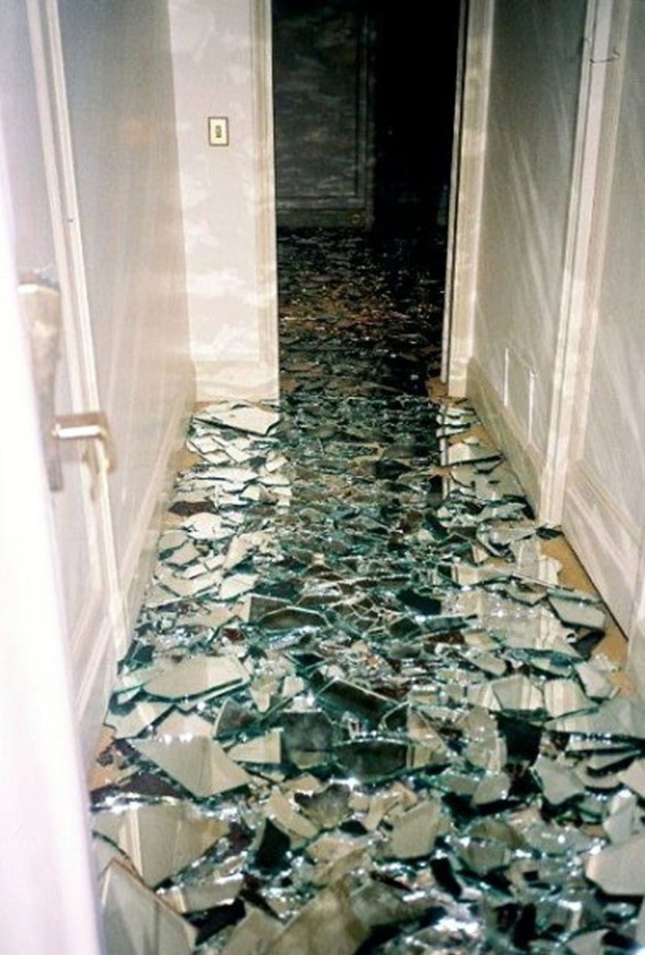 Una base di pezzi di specchio rende questo corridoio davvero particolare.