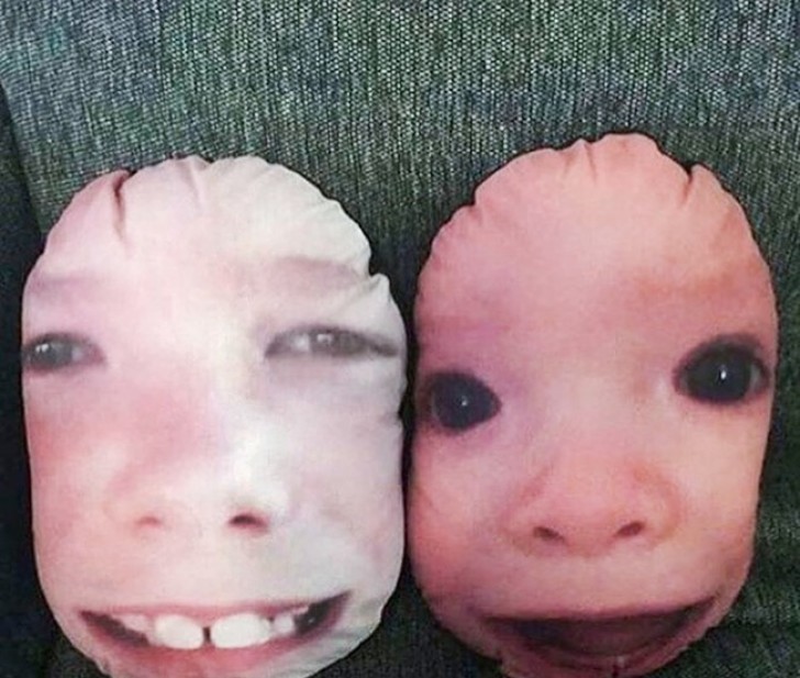 Coussins avec les visages des enfants: un cadeau horrible pour maman.