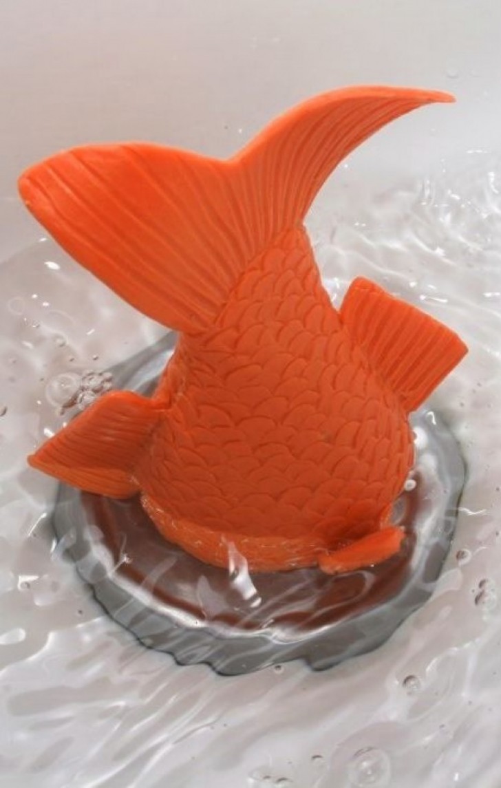 Un bouchon d'évier en forme de poisson rouge.