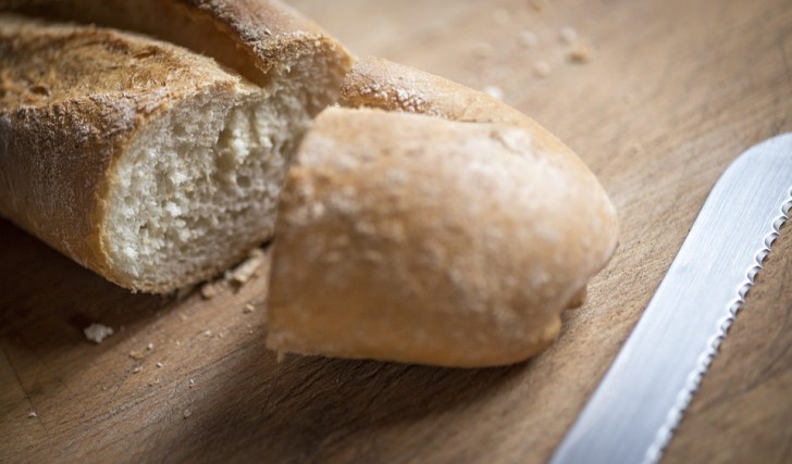 Le couteau à pain est également conçu pour les droitiers: le côté qui coupe n'est pas très facile à utiliser quand on le prend de la main gauche et le résultat est tout sauf une tranche bien tranchée!