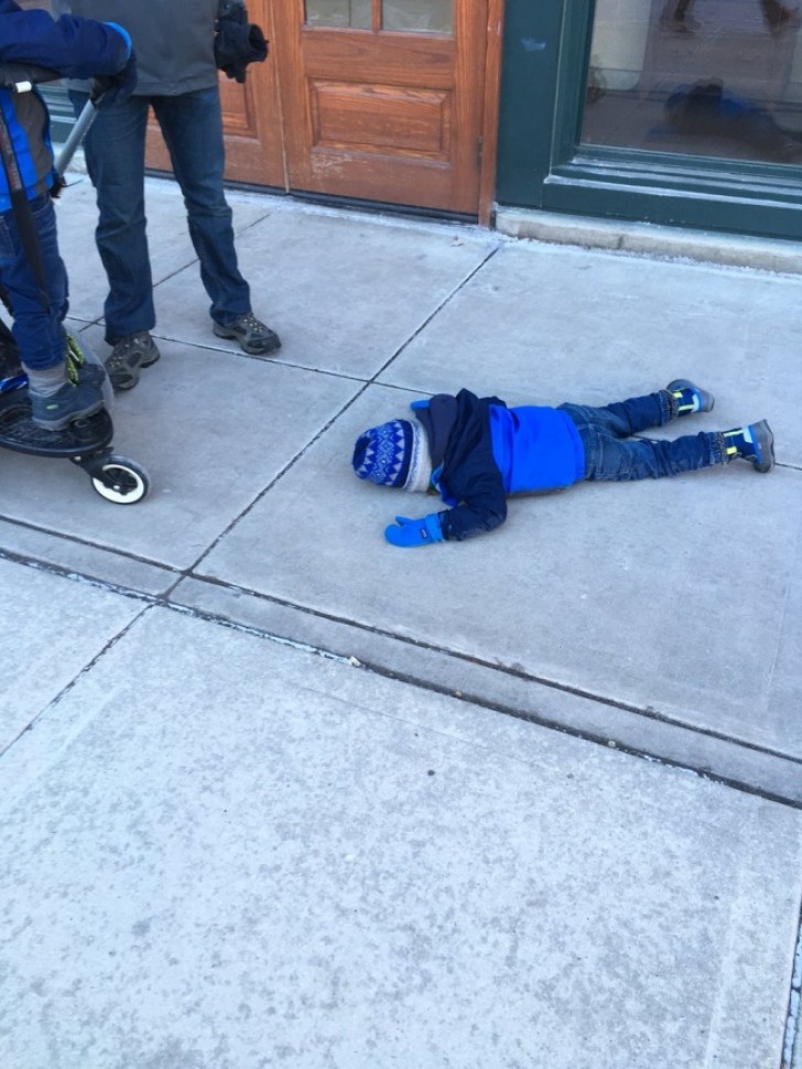 "Ik liep de winkel uit en zag een kind op de grond liggen zonder zich te bewegen. Ik vroeg zijn vader wat er aan de hand was en hij antwoorde dat hij het zat was dat zijn handschoenen steeds aan zijn jas vast bleven ziten".
