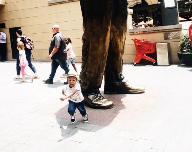 "L'oncle a dit à son neveu que la statue était en train de lui tomber dessus, puis il a pris la photo."