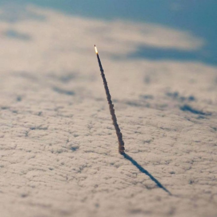 Zo ziet een shuttle eruit zodra hij uit de atmosfeer van de aarde komt.