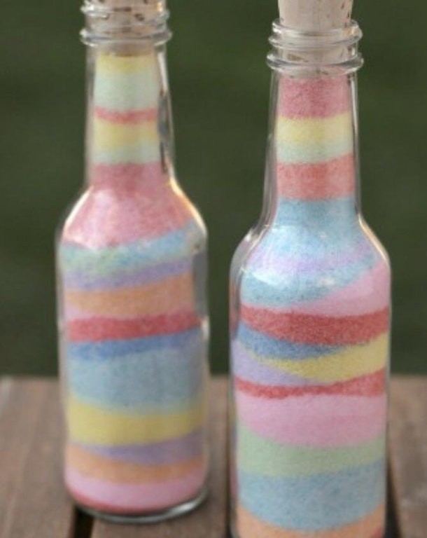 Flessen met gekleurd zand: een zelfgemaakt kado voor elke gelegenheid.