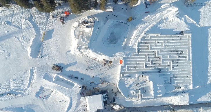 Ecco parte del parco vista dall'alto: c'è il famoso labirinto, le piste per gli sci e per lo snowboard ed un castello alto 16 metri (sempre fatto di neve!)