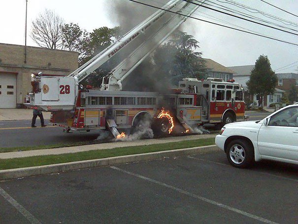 Il camion dei pompieri che prende fuoco...