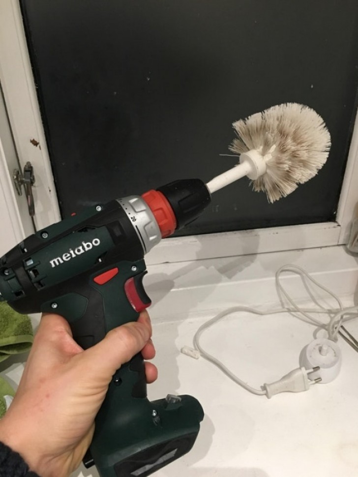 Mon amie a utilisé cette méthode pour nettoyer les carreaux de la salle de bain (au cas où vous vous le demandiez, la brosse était neuve).