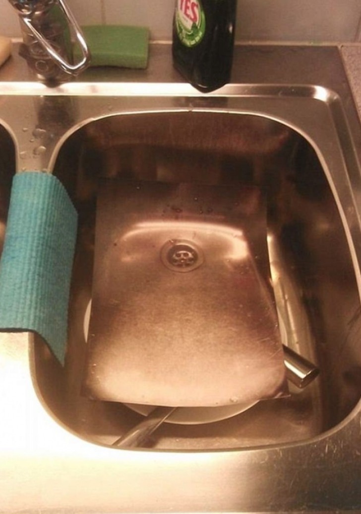 Das Spülbecken ist ist voll und die Teller schmutzig? Drucke ein Foto von einem sauberen Spülbecken aus und leg es drüber. Easy!