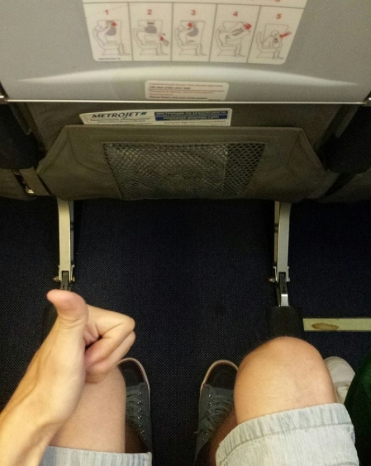 Quando finalmente sali su un aereo che garantisce abbastanza spazio alle persone dalle gambe particolarmente lunghe.