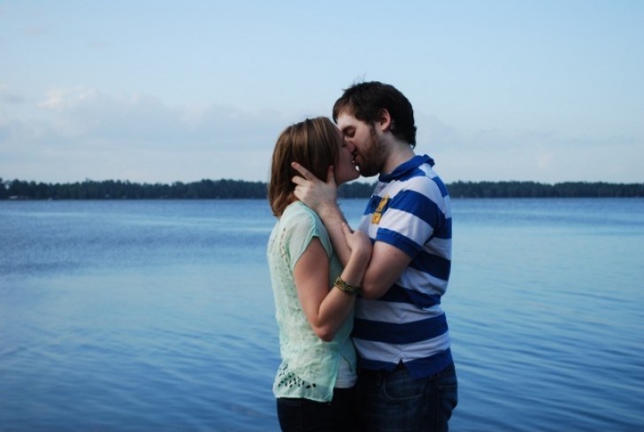 Il bacio subito dopo una proposta di matrimonio andata a buon fine.
