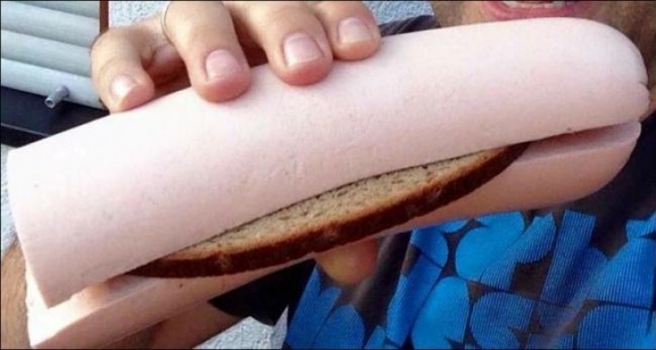 14. Quand vous demandez un sandwich avec des saucisses mais que vous ne spécifiez pas ce qui va à l'intérieur et à l'extérieur.