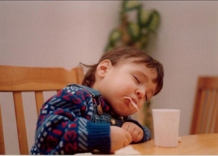 Qualcuno ci spieghi perché i bambini si addormentano spesso mentre mangiano.