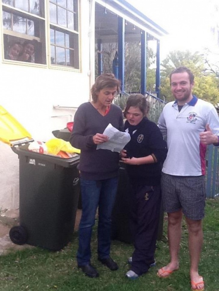 "Mi hermana ha tirado su libreta de calificaciones en la basura para no hacerla ver a mi madre, pero yo le hice de espia!"