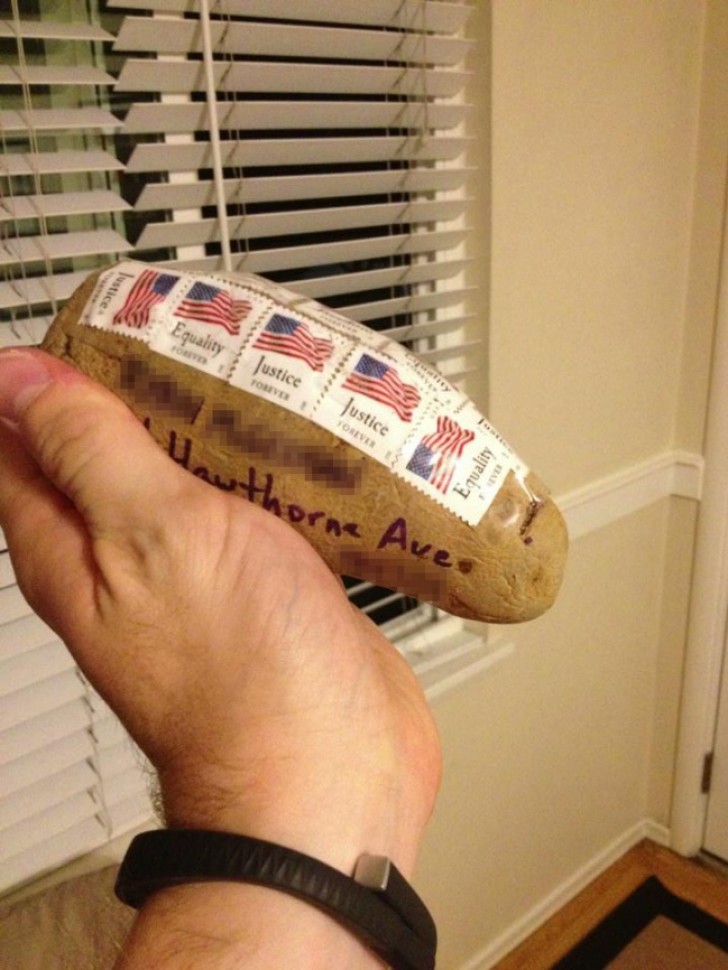 "Ieder jaar stuurt mijn broer me een aardappel over de post!".