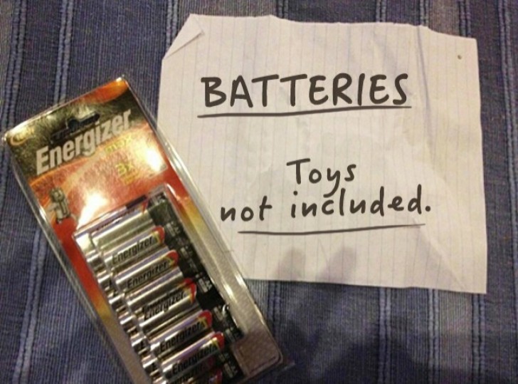 "Ik heb mijn broertje een kerstkado gegeven: 'Batterijen. Speelgoed niet inbegrepen'".