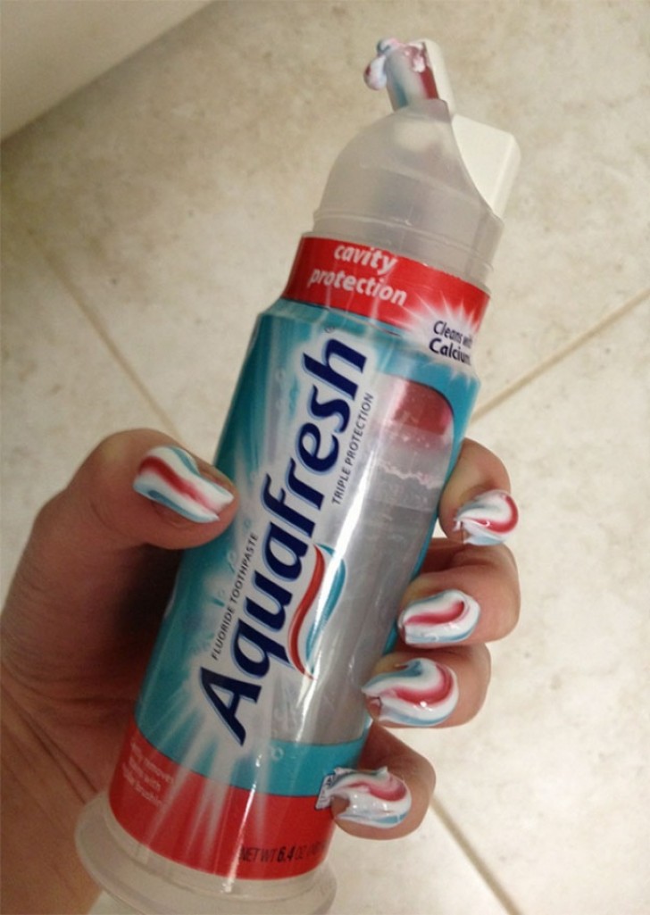 Gebruik tandpasta voor een vaderlandslievende nagellak.