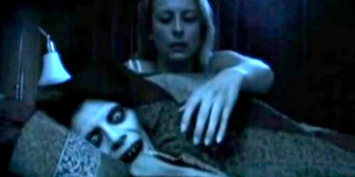 Voel je je 's nachts alleen? Bekijk een horrorfilm voor je gaat slapen en je zult je in gezelschap voelen.