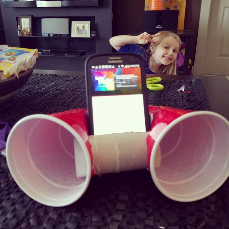 Little Natalie shows you how to amplify the volume of your smartphone in a few simple steps!