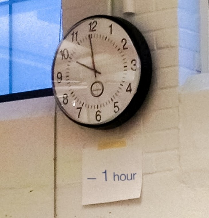 14. Sans changer l'heure de l'horloge, ils accrochent ce papier pendant six mois: