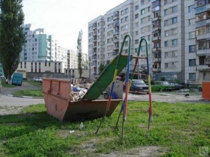 1. In this park, they have found a way to differentiate the disposal of children?!