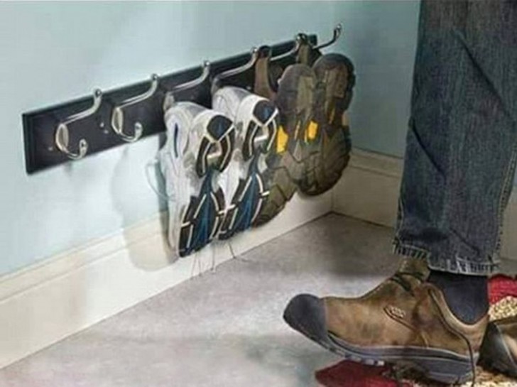 Wanneer je thuiskomt, hang je je schoenen aan het haakje op!