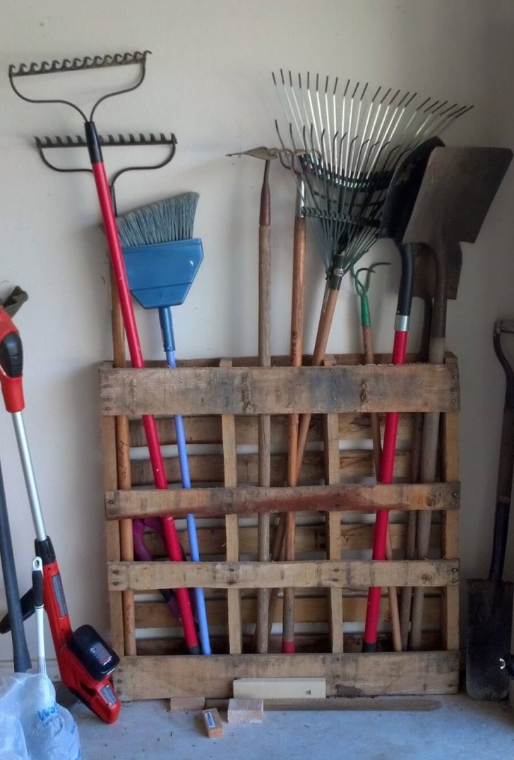 How to store various brooms and rakes? If you are not in the mood for a big do-it-yourself project ... Just use a wooden pallet!