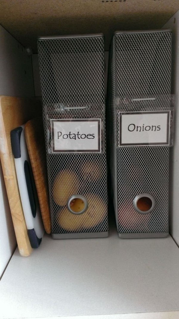 Potatoes and onions should be kept separate. However, if you do not have a lot of space, even a solution like this is fine!