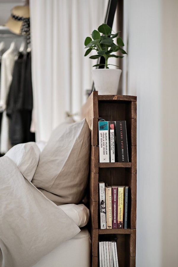 Have you ever thought of a mini-library made from the bed headboard? It's so cute!