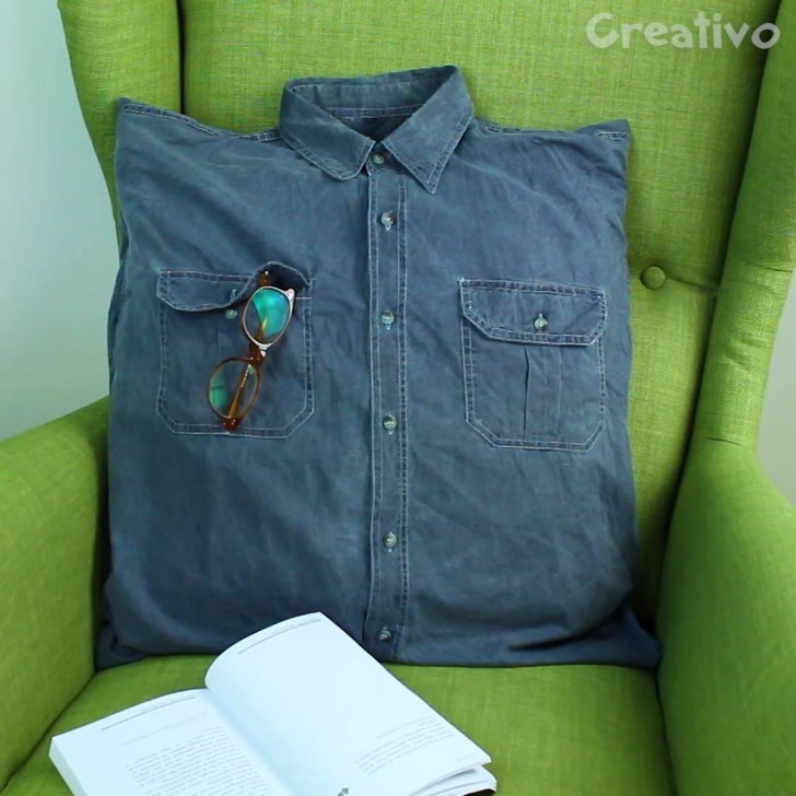 6. Maak van het overhemd een kussensloop (die je dankzij de knoopjes eraf kunt halen wanneer je wilt)