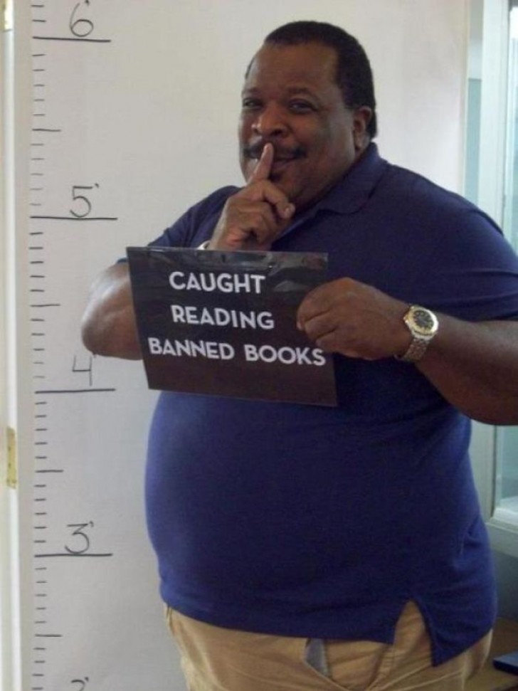 Hij werd gearresteerd omdat hij werd betrapt op het lezen van verboden boeken: in deze bibliotheek wordt lezen op deze manier aangemoedigd!
