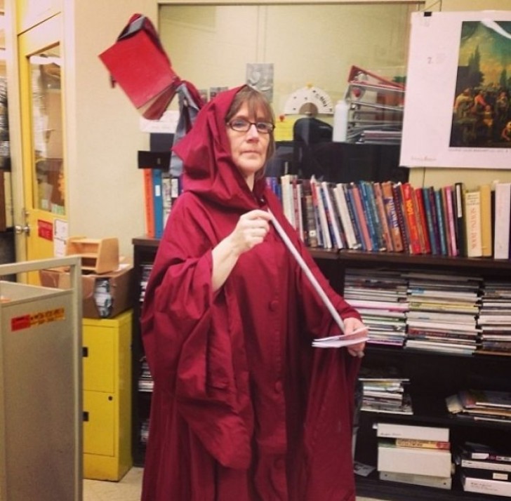 Die Bibliothekarin der Schule verkleidet sich jedes Jahr als Henkerin und geht auf die Jagd nach Büchern, die von den Schülern nicht zurück gegeben wurden.