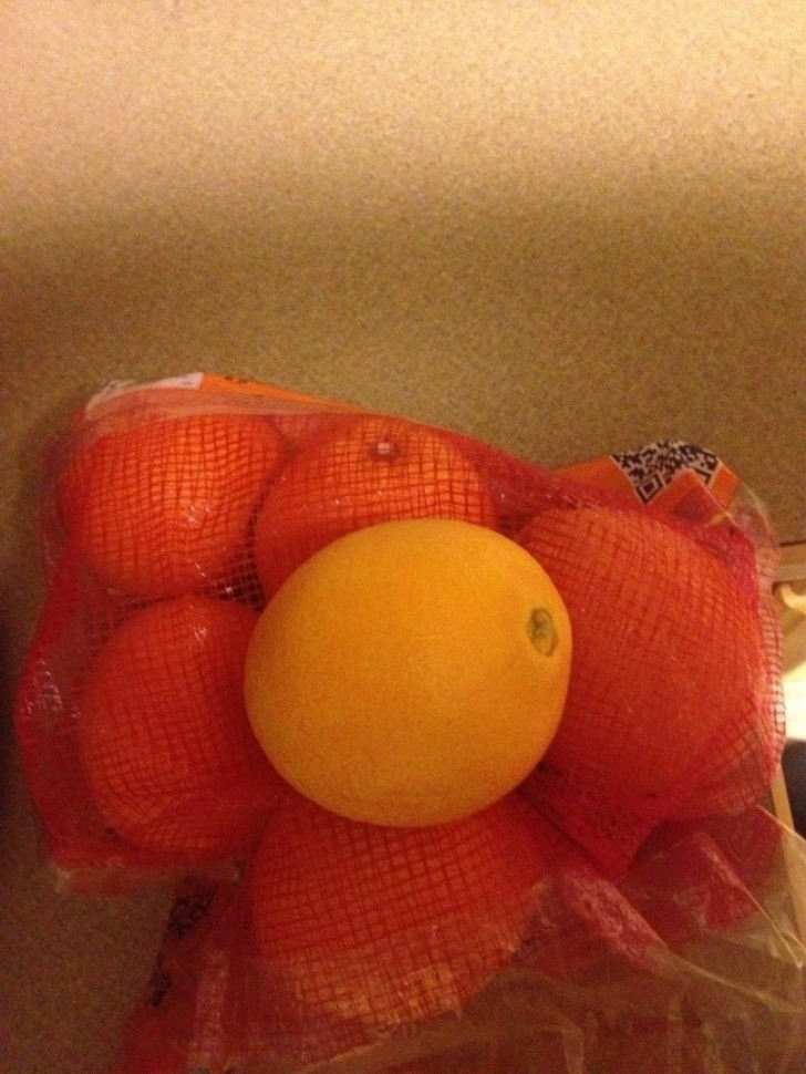 Dat rode netje voor de sinaasappels? Daardoor lijken ze "feller"!