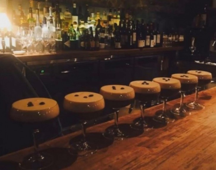 Vous avez pensé que ce sont les tabourets du bar? Non, ce ne sont que des cocktails!