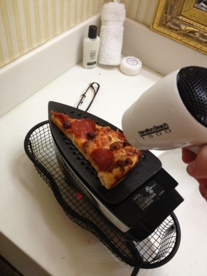 Ist euch jemals aufgefallen, dass das Bügeleisen die Form eines Pizzastücks hat? Das ist der Grund!