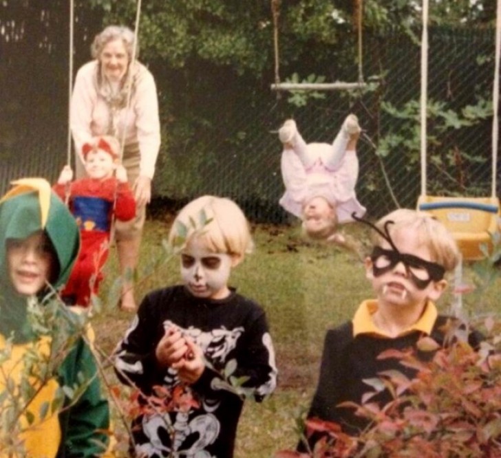 10. "Halloween 1989. Ik sta rechts. Mijn zus zit achter me op de schommel... die een vreselijke dag zou hebben".