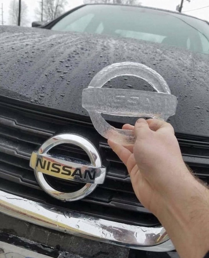 Le symbole de la voiture glacé.