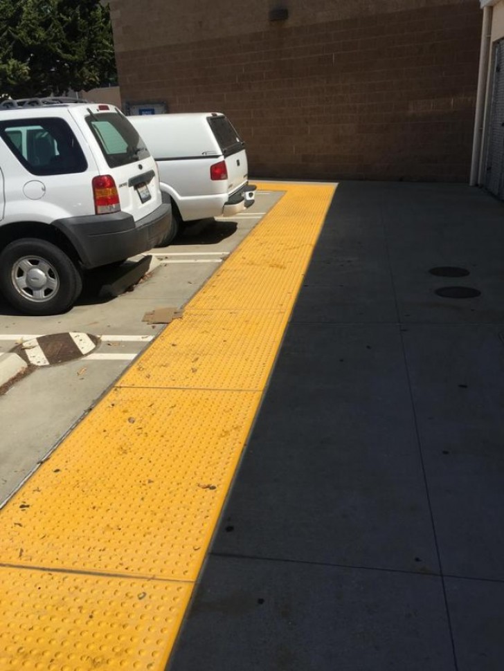 Der Schatten des Gebäudes fällt perfekt auf die Grenze der gelben Linie