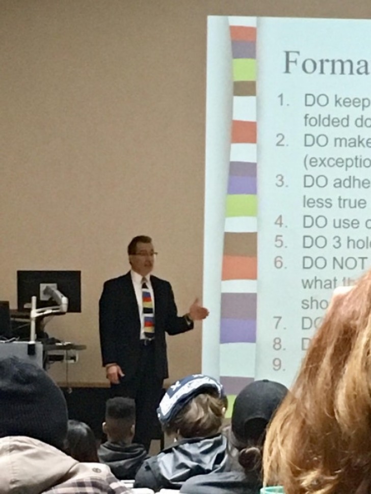 "Aujourd'hui, mon professeur a décidé de mettre une cravate qui va avec sa présentation de Power Point".