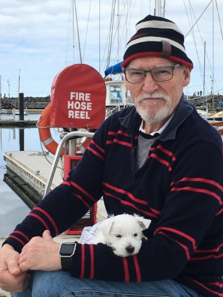 "Mio padre non ha mai voluto un cane, fino a quando non gliene ho messo uno tra le braccia. Ora sono inseparabili e lo tiene d'occhio come se fosse un suo bambino."