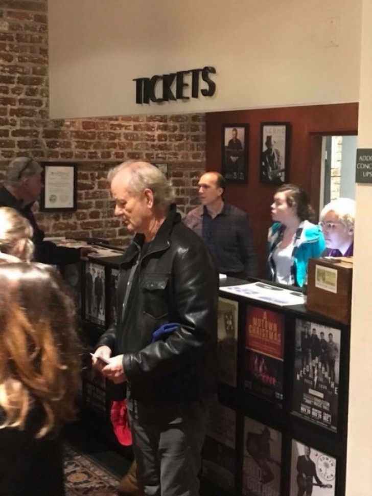 The actor Bill Murray made a very generous gesture to his fans! He bought all the tickets for his show and distributed them free to the people who were in line.