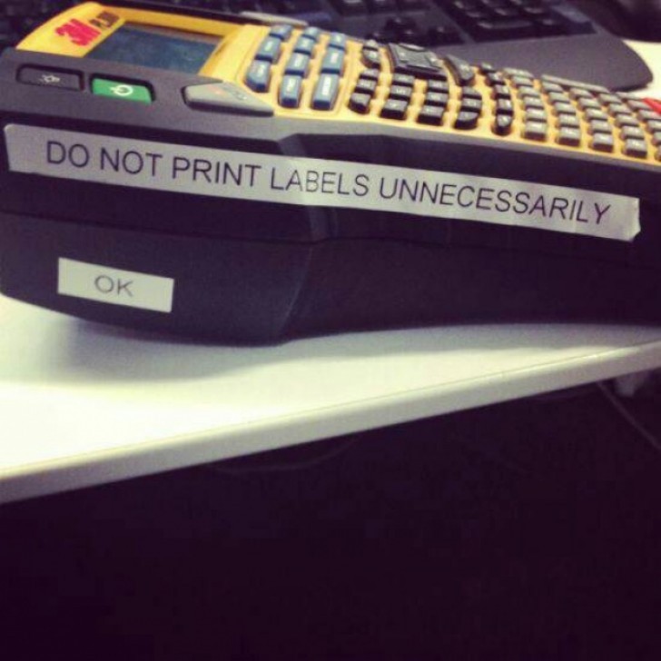 Het verzoek is om de labelprinter niet onnodig te gebruiken, maar iemand heeft er gelijk aan gedacht om het tegengestelde te doen!