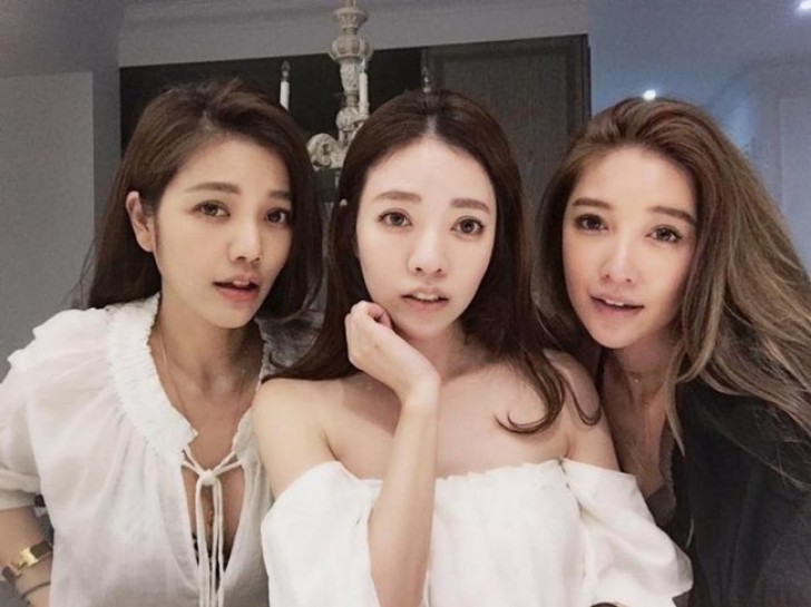 La blogger 41enne Lure Hsu (a sinistra), insieme alle due sorelle di 40 (al centro) e 36 anni (a destra).