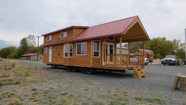 Voici une jolie maison en bois montée sur deux roues, à placer où vous préférez.
