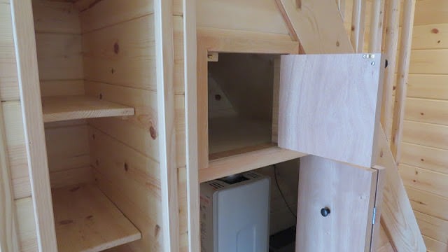 L'espace sous les escaliers a été utilisé pour créer une petite armoire.