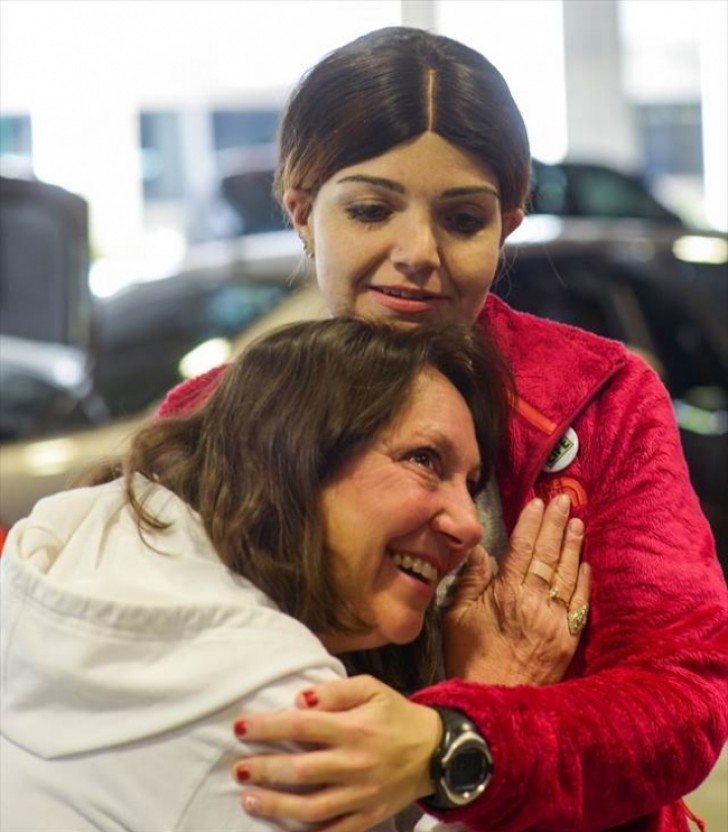 Eine Mama hört der Herzschlag ihres Sohnes, dessen Herz an dieses Mädchen gespendet wurde
