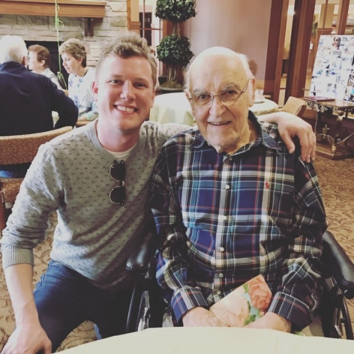 "Oggi sono andato a trovare mio nonno nella struttura dove risiede. Lì ho conosciuto questo ginecologo in pensione che mi ha fatto venire al mondo 33 anni e 2 giorni fa".