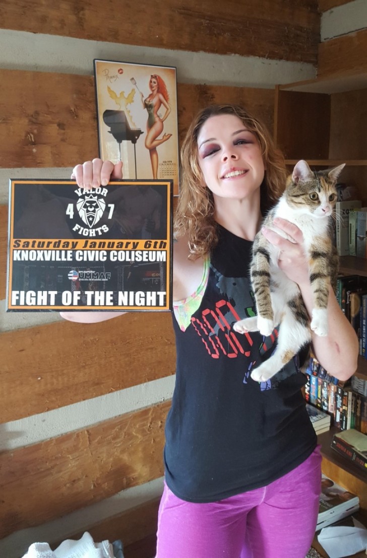 Lei nella vita combatte e ha appena vinto il torneo MMA di "Fight of the Night".