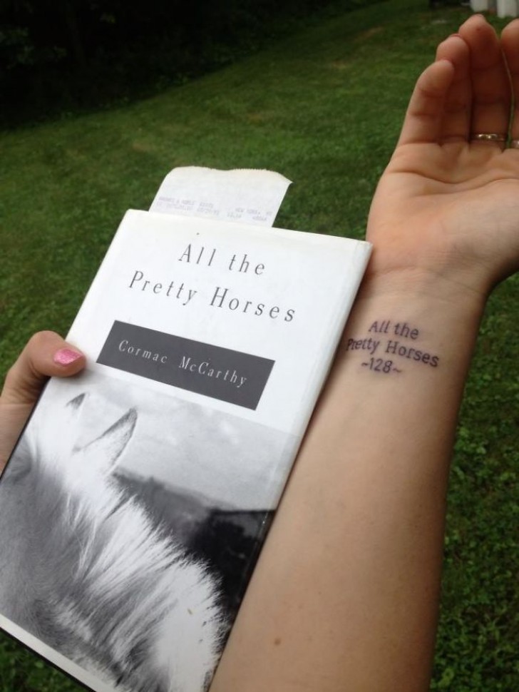 Questa donna si è tatuata il titolo e la pagina del libro che suo padre stava leggendo il giorno in cui morì.